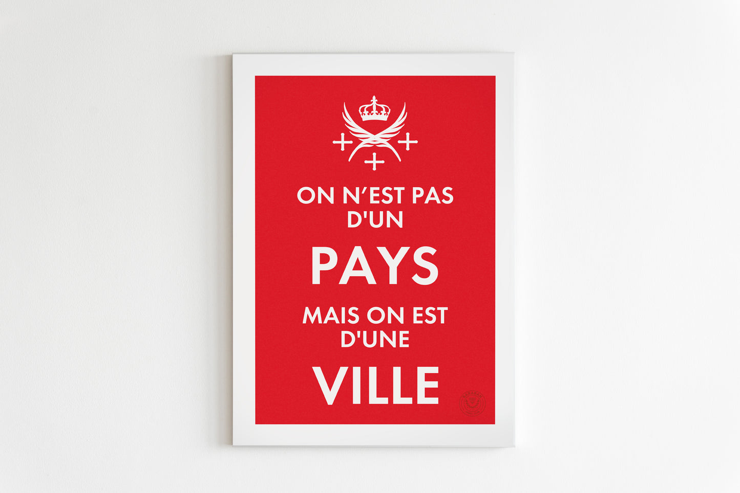 Affiche On n'est pas d'un PAYS mais on est d'une VILLE Rouge
